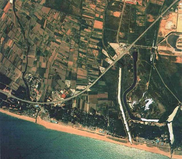 Imatge aèria de la costa del terme municipal de Viladecans a finals dels anys 90 on es pot veure a la part esquerra la zona nord de Gavà Mar